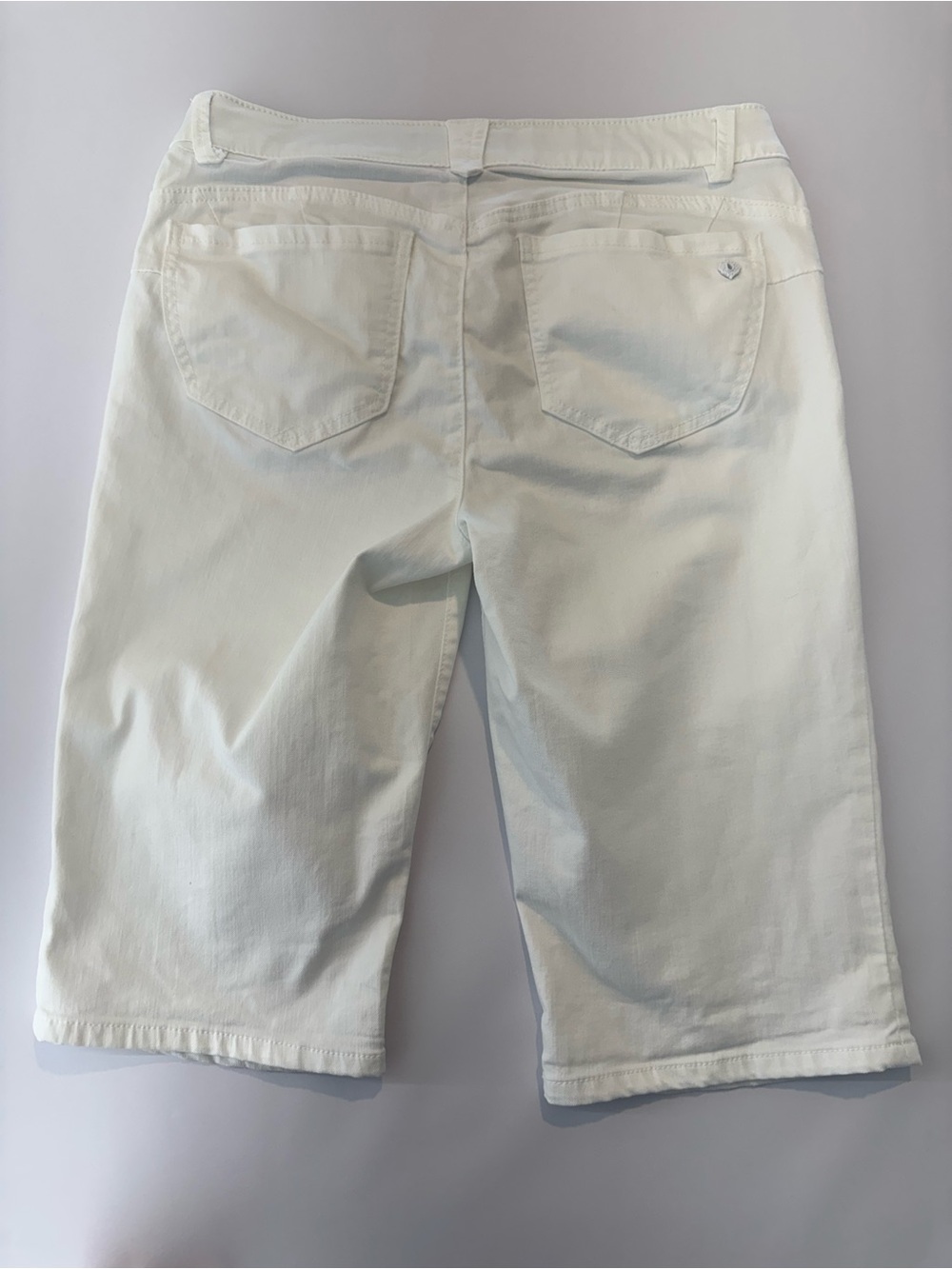 Democracy “Ab”solution White Bermuda Shorts Size 8 NWOT Stretch Mid Rise - Picture 4 of 11
